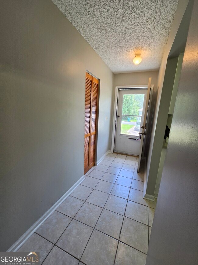 Building Photo - 425 Admiral's Walk Dr