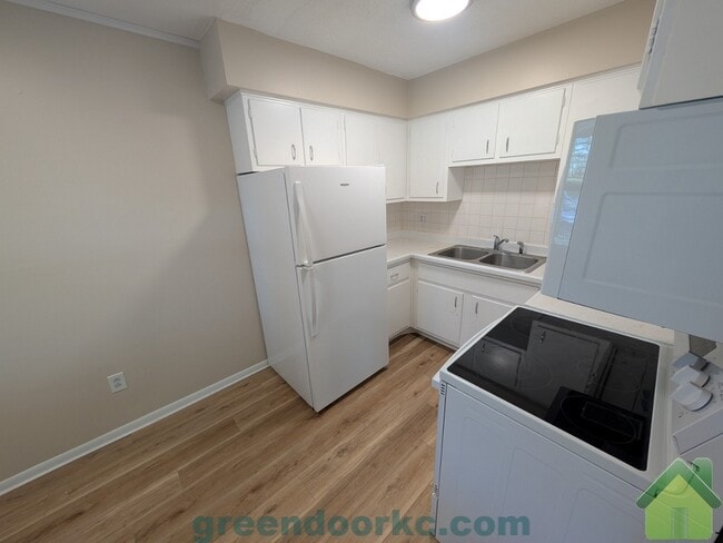 Building Photo - 403 Holiday Dr