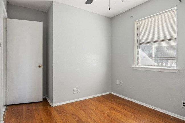 Building Photo - 2102 Lamplight Village Cir