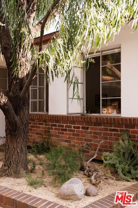 Building Photo - 1575 E Loma Alta Dr