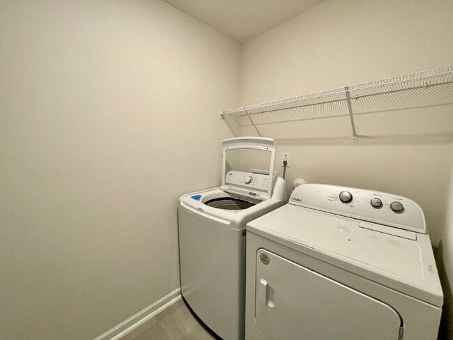 Building Photo - Spacious 5-Bedroom Haven With 3 Full Baths...