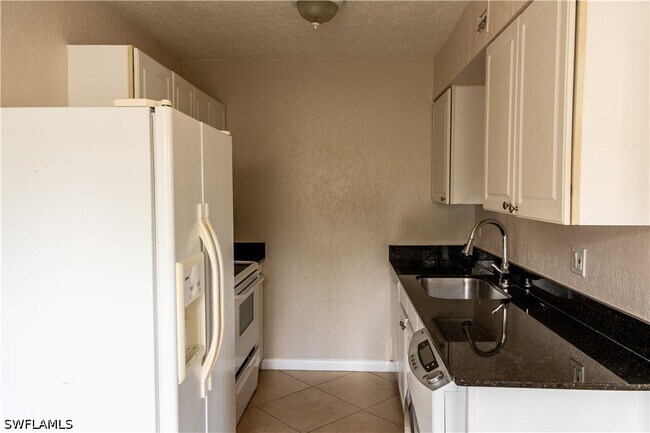 Building Photo - 4627 Bayshore Dr