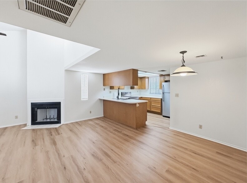 Building Photo - 2020 W Union Hills Dr