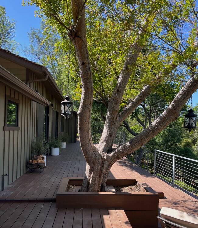 Building Photo - 21273 Entrada Rd