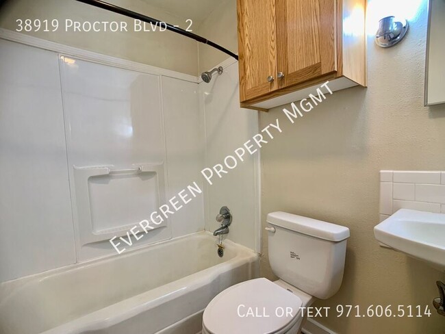 Building Photo - Charming Studio Apartment in Sandy! | $1,195