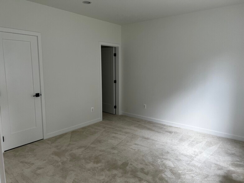 Building Photo - 23502 Parkside Village Cir