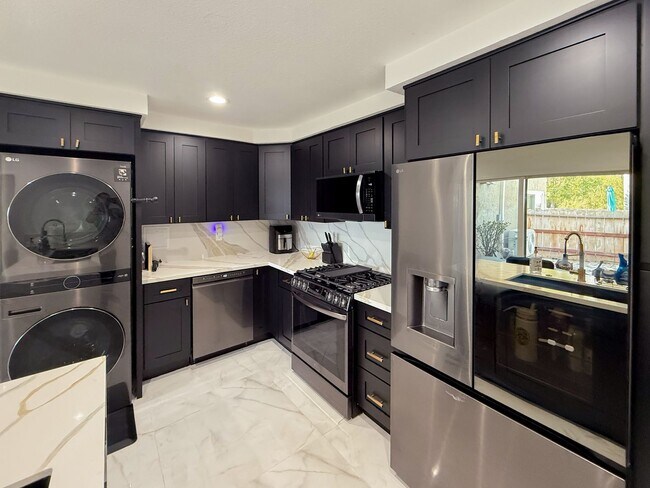 Building Photo - Renovated 3 Bedroom, 2 Bath Townhome with ...