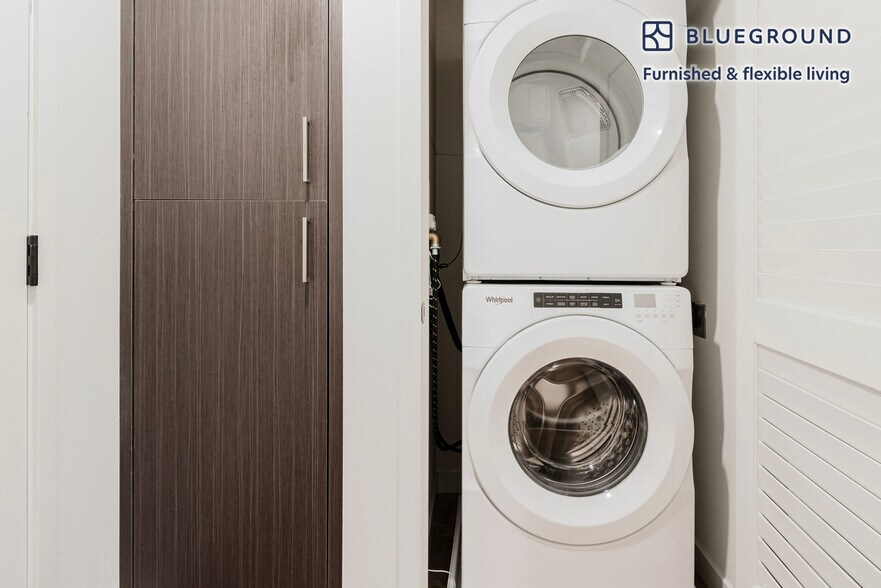 Building Photo - 2333 Calle Del Mundo