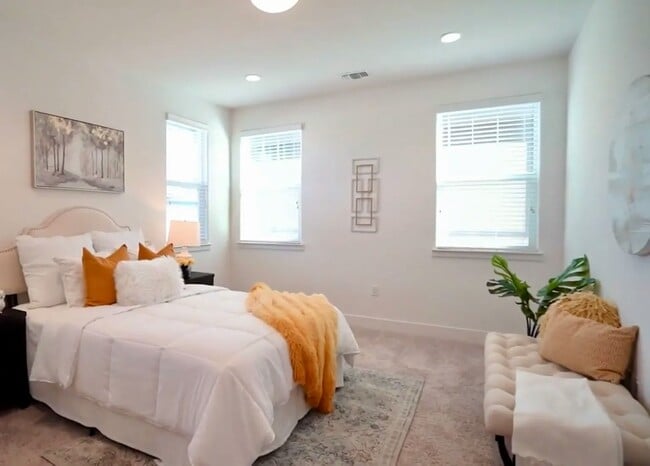 Building Photo - 1646 S Macias Pl