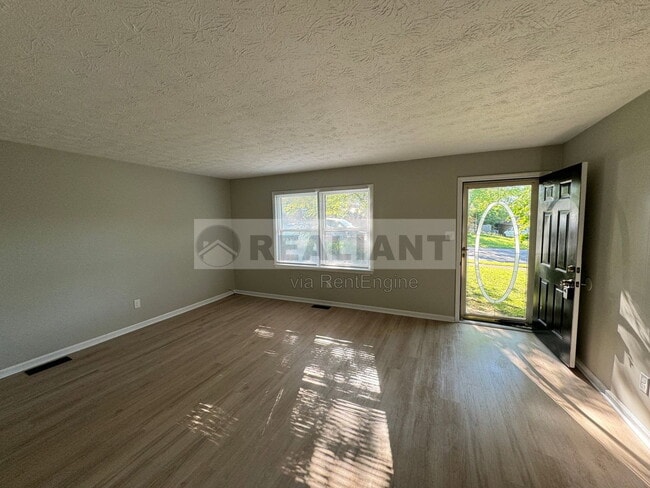 Building Photo - 105 Aster Pl