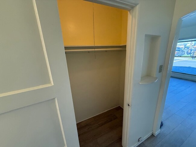 Building Photo - Updated 1-Bedroom Duplex with Lovely Priva...