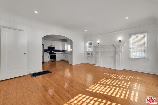 Building Photo - 858 1/2 S Gramercy Pl