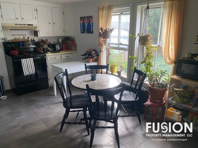 Building Photo - Adorable 2 bedroom home in Winooski with large backyard!