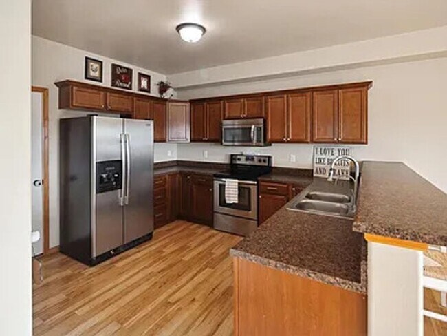 Building Photo - Coralville 4 Bedroom 4 Bath 3 Level Town H...