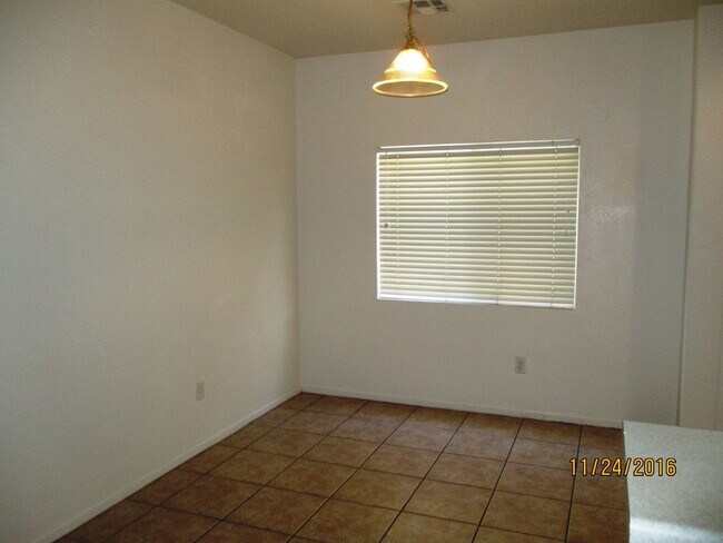 Building Photo - Henderson 3 Bedroom Townhouse!