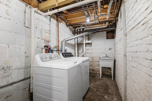 Building Photo - 233 Llewellyn Ave