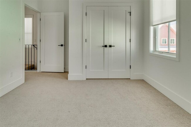 Building Photo - 1056 Hangar Dr