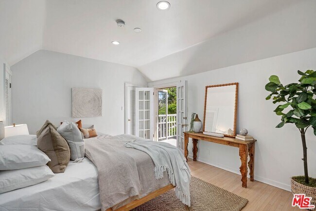 Building Photo - 9677 Charleville Blvd