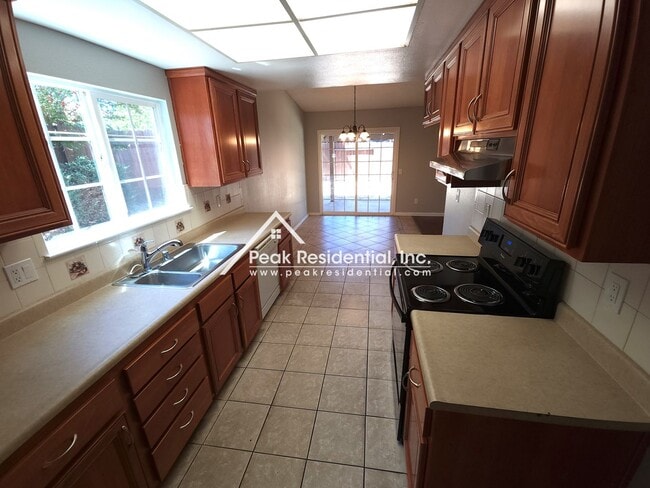 Building Photo - Cute Florin Area 3bd/2ba House with 2 Car ...