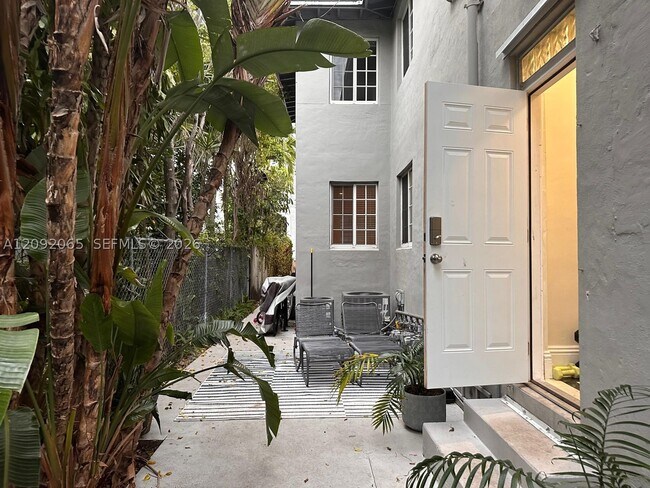 Building Photo - 1551 W 3rd Ct