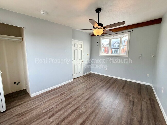 Building Photo - 521 Farnsworth St