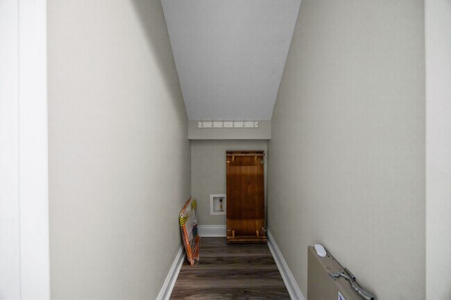 Building Photo - Fully Furnished Month to Month/Short Term Rental!