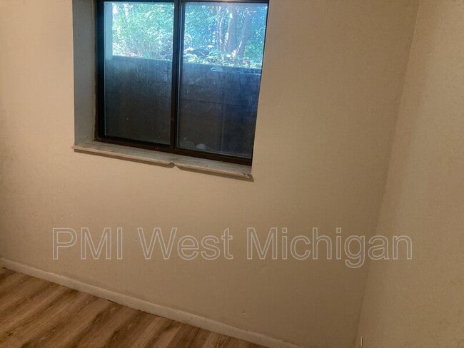 Building Photo - 6059 In the Pines Dr SE