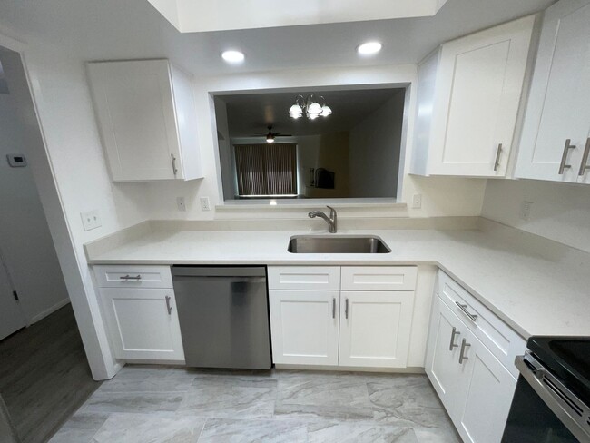 Building Photo - Eastside townhome completely remodeled, he...