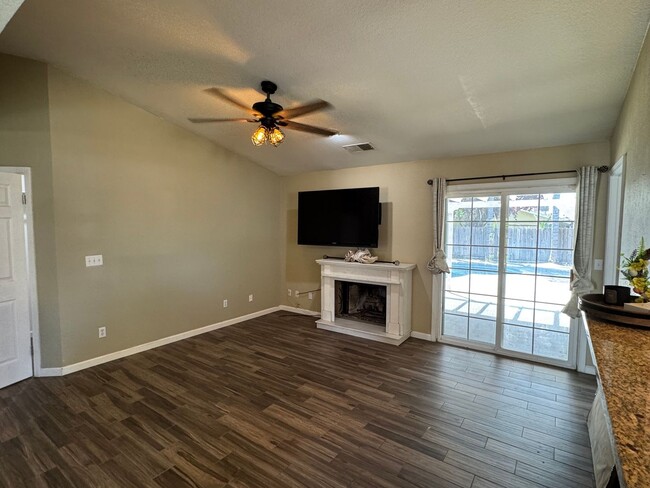 Building Photo - 3 bdrm 2 bath house on quiet cul -de-sac w...