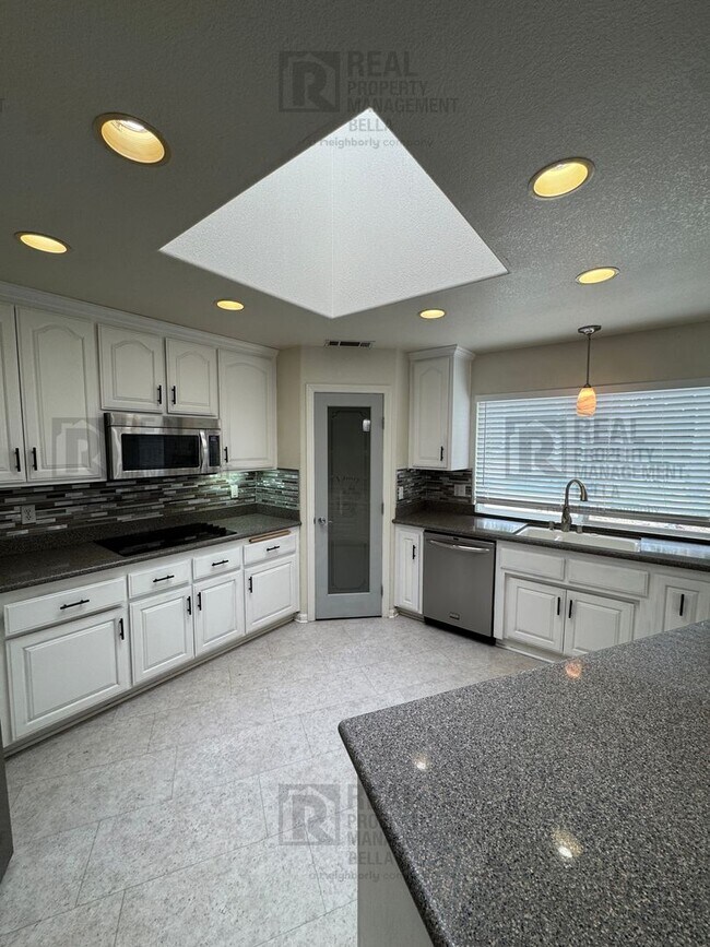 Building Photo - $750 MOVE-IN SPECIAL DISCOUNT AVAILABLE! Luxury Living Awaits: Stunning 4-Bedroom Cul-de-Sac Retr...