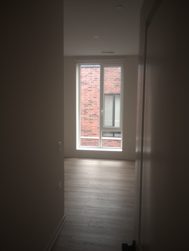 Building Photo - 3207 N Narragansett Ave