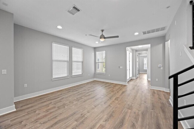 Building Photo - 2222 Simond Ave