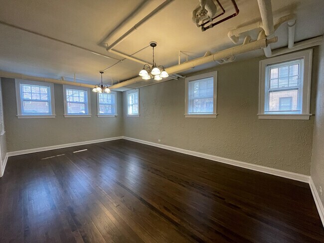 Building Photo - 606 Sheridan Rd