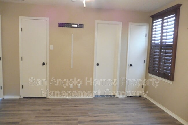Building Photo - 1217 Elmo Ln