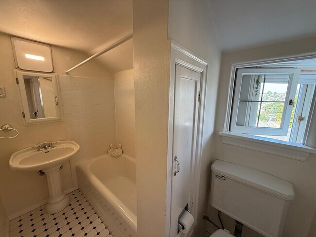 Building Photo - 2466 Montavista Pl W
