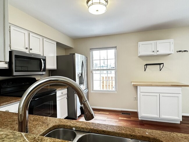 Building Photo - Wonderful townhome with recent upgrades..a...