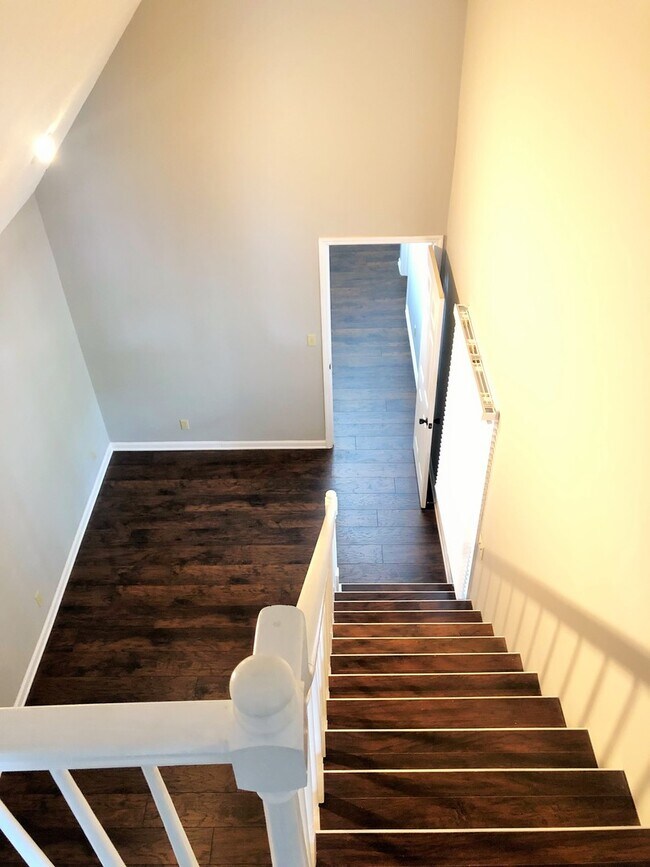 Building Photo - STYLISHLY UPDATED 3 BEDROOM CONDO IN LENNO...