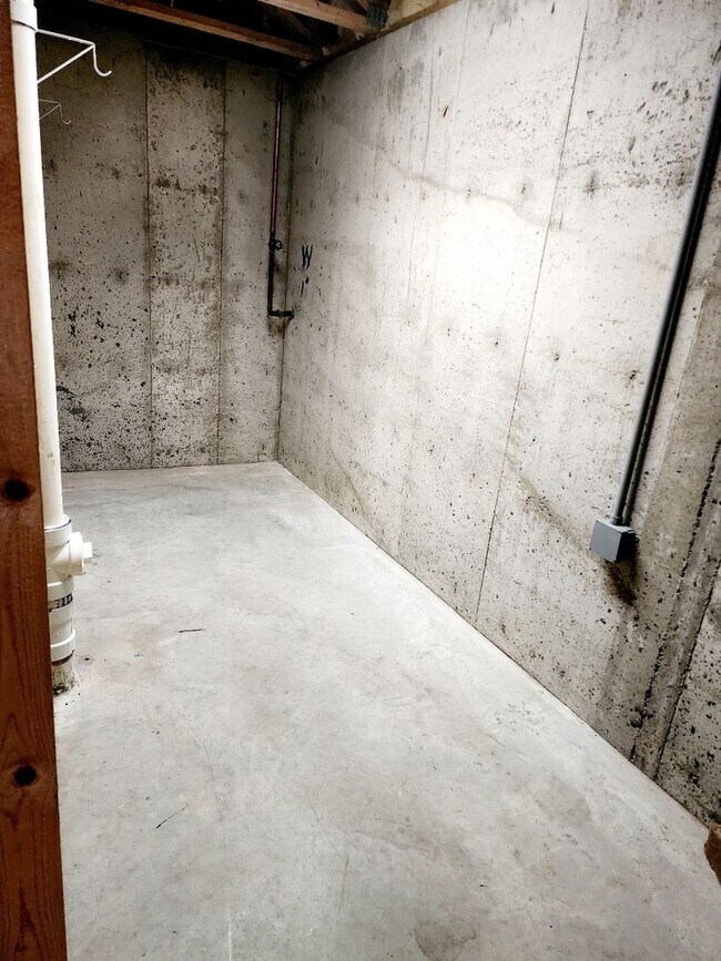 Building Photo - West Side Duplex - $300 off 1st Month !!