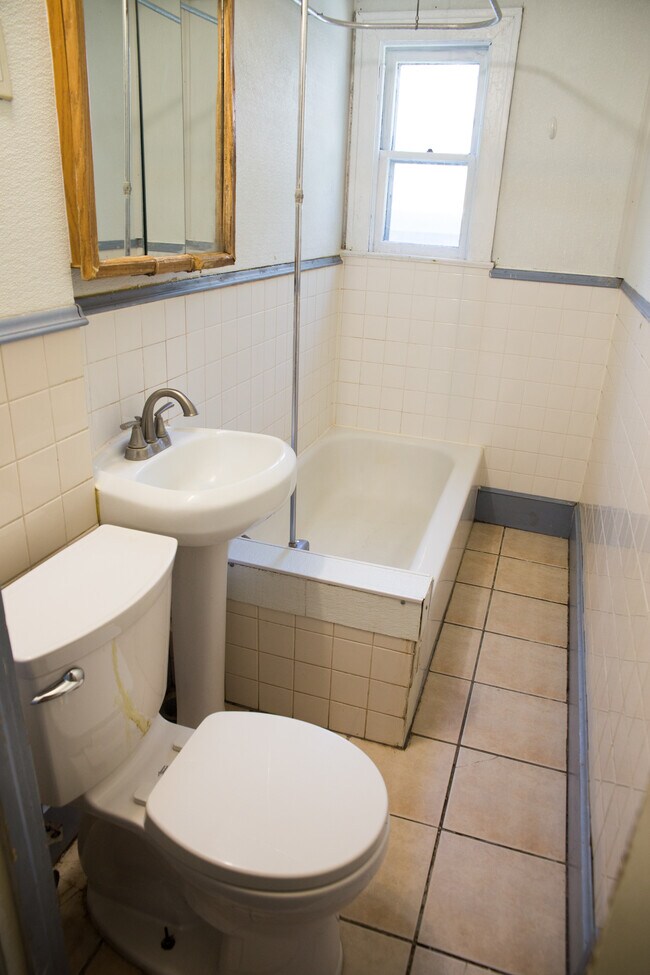 Building Photo - 2711 Delaware St SE