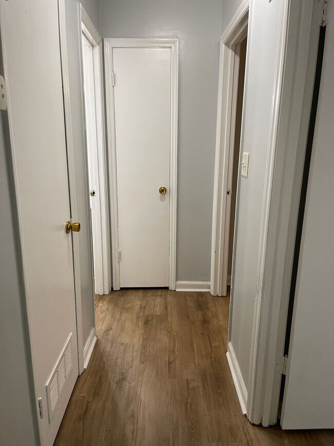 Building Photo - 2 Bedroom/ 1.5 Bathroom Duplex on Old Epps Bridge Rd!  Available early June!