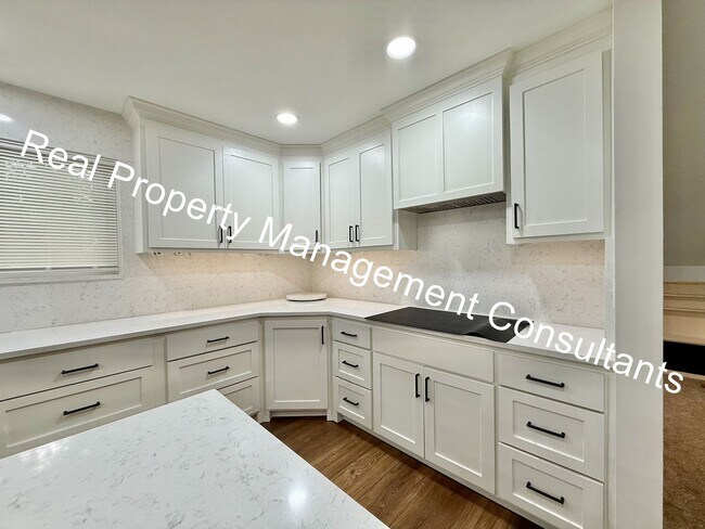 Building Photo - Spacious 4 Bedroom Home with Modern Comforts