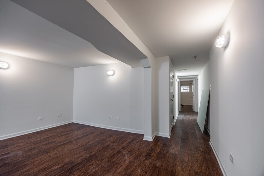 Building Photo - 2833 W Medill Ave