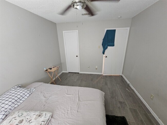 Building Photo - 16715 Rockbend