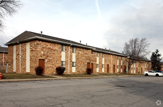 Parking area - Cloverleaf Apartments & Townhomes