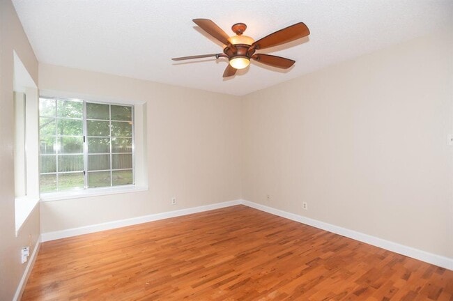 Building Photo - 1004 Kavanagh Dr