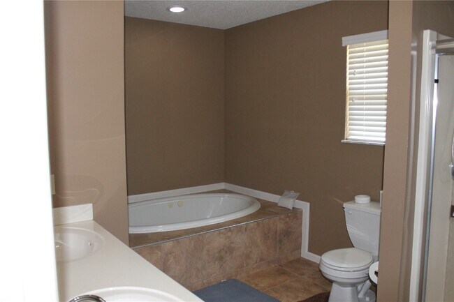 Building Photo - 5 Bluefield Ct