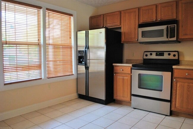 Building Photo - 415 Oak Tree Blvd NW