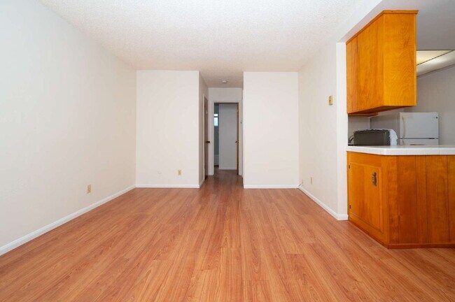 Building Photo - Chula Vista Large Upstairs 1 Bed / 1 ba. R...