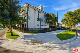 Building Photo - 13600 Burbank Blvd