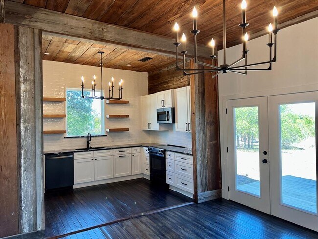 Building Photo - 305 Hall St